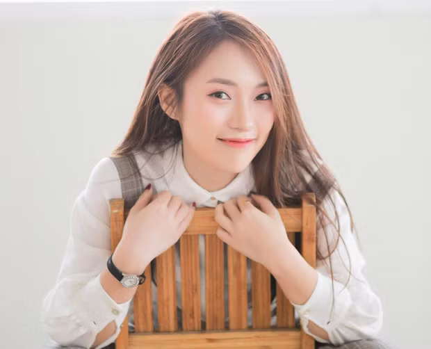 Chưa dừng lại ở chuyện học tập, Khánh Vy xứng đáng với danh xưng "con nhà người ta" khi lần lượt lộ rõ những điểm mạnh như xinh đẹp, hát hay lại còn dẫn chương trình khá chuyên nghiệp.