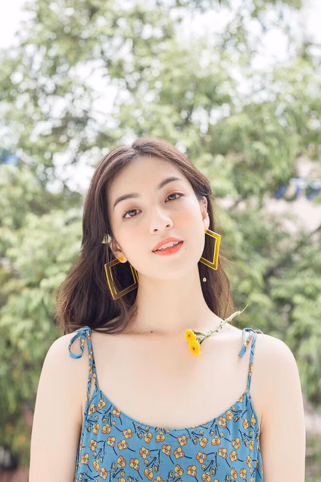 Nguyễn Lâm Thảo Tâm gây ấn tượng với diễn xuất mộc mạc, chân thật và nhan sắc xinh đẹp, sắc sảo. Bước ra bộ phim Mắt Biếc, tên tuổi của hot girl này càng nổi bật hơn.