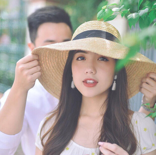 Mie Nguyễn bắt đầu trở nên nổi tiếng khi đăng quang Ngôi sao thời trang, sau đó, cô trở thành hot girl đình đám Sài thành. Không chỉ xinh đẹp, cô nàng còn là học sinh ưu tú tại trường Quốc tế TP. HCM với điểm TOEEFL đạt 111/120.