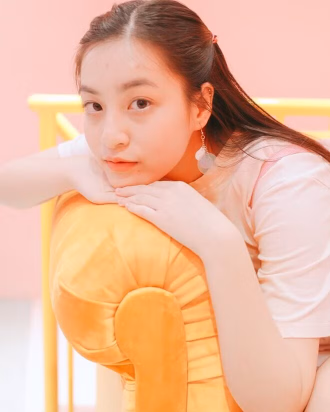 Sau những thành công trong vai diễn đầu tay, thành tích học tập của Thảo Tâm lần lượt được dân tình “đào” lại khiến ai nấy đều ngưỡng mộ. Cô nàng từng là đại diện của Việt Nam tham dự Diễn đàn lãnh đạo trẻ thế giới vào năm 2016. Đặc biệt, cô còn được dân mạng gọi là “hot girl IELTS” khi đạt điểm IELTS 8.5 ngay trong lần thi đầu tiên vào năm 2017.