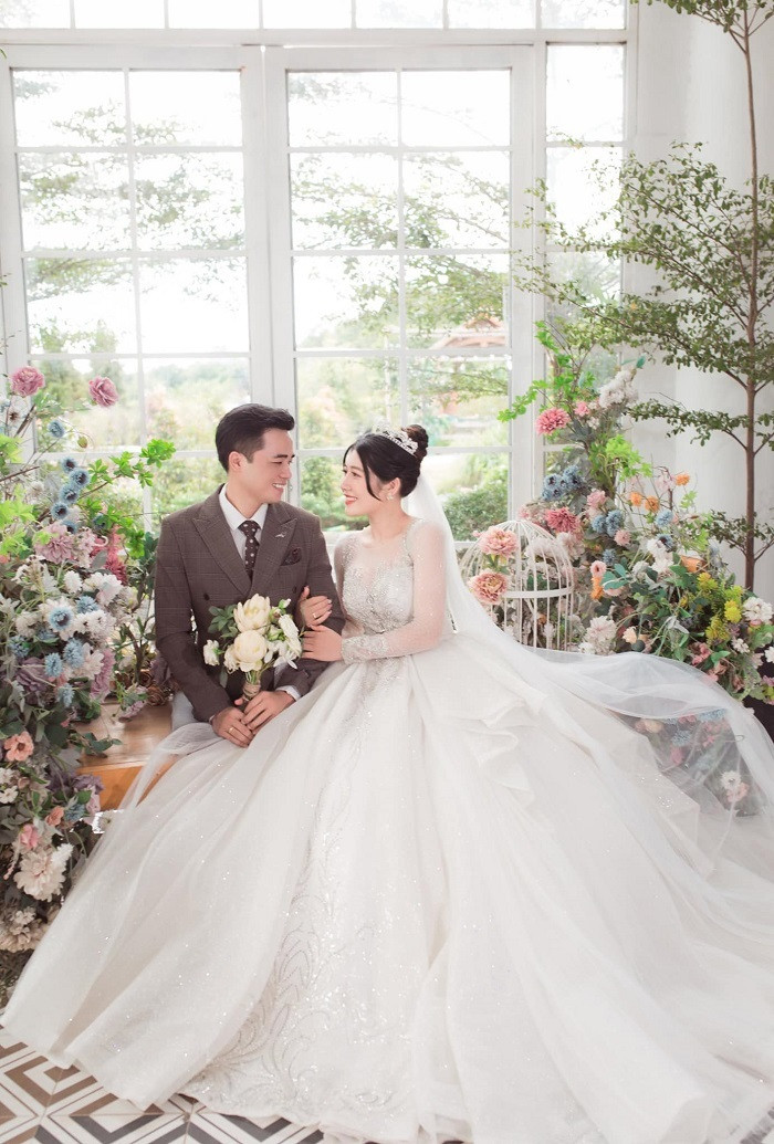 Còn chú rể cũng cực kỳ hạnh phúc khi “rước được nàng về dinh”. Thậm chí anh còn bật khóc vì xúc động.