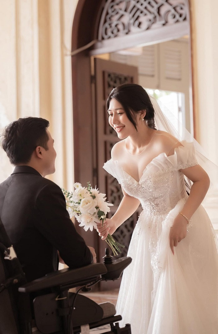 Khi được hỏi tại sao khoảnh khắc mẹ cô dâu trao của hồi môn chú rể lại khóc nhiều như vậy, chàng trai không chân cho hay: “Khóc vì xúc động anh chứ không phải khóc vì vàng nhiều. Em xúc động vì mẹ thương trao con gái cho em. Em thì không dám hứa nhưng em sẽ cố gắng tất cả để mang đến cho Thương tất cả những gì hạnh phúc nhất.”