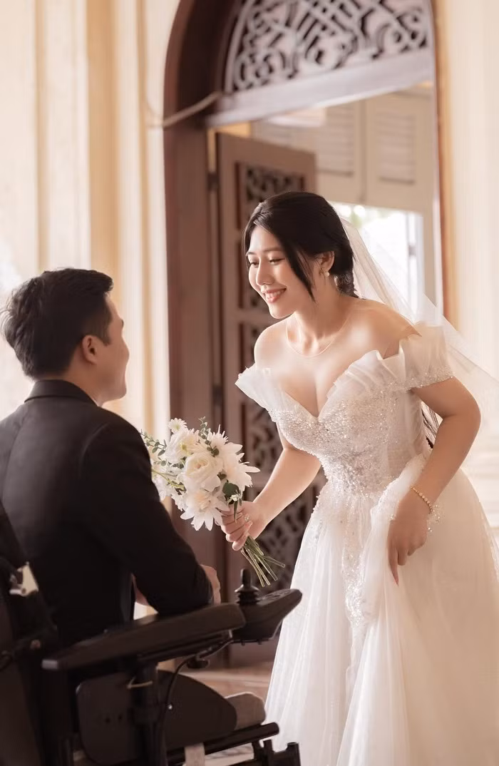 Khi được hỏi tại sao khoảnh khắc mẹ cô dâu trao của hồi môn chú rể lại khóc nhiều như vậy, chàng trai không chân cho hay: “Khóc vì xúc động anh chứ không phải khóc vì vàng nhiều. Em xúc động vì mẹ thương trao con gái cho em. Em thì không dám hứa nhưng em sẽ cố gắng tất cả để mang đến cho Thương tất cả những gì hạnh phúc nhất.”