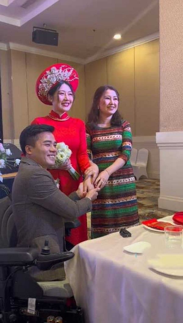 Tại trung tâm tiệc cưới cô dâu xinh đẹp mặc chiếc váy trắng bồng bềnh được đính kết tỉ mỉ. Dân mạng cũng xuýt xoa vì nàng dâu này được trao rất nhiều của hồi môn.