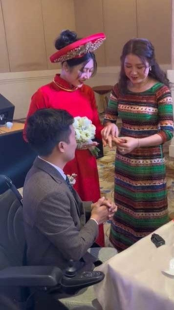 Hầu hết các ngón tay của cô dâu đều được phủ kín nhẫn vàng. Cổ tay cũng được đeo vài chiếc lắc vàng. Trên cổ cô dâu cũng đeo mấy chiếc kiềng và dây chuyền vàng.