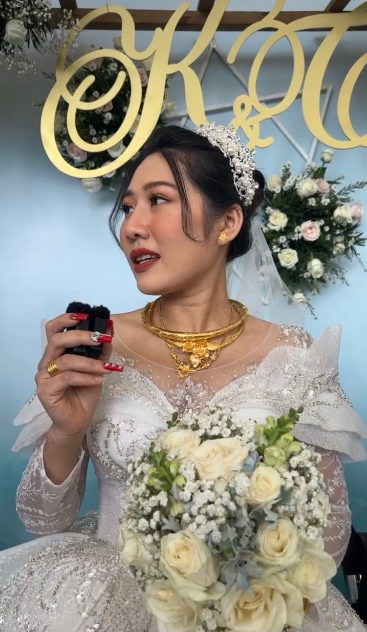 Đầu tiên khi làm lễ gia tiên ở nhà cô dâu trong đám cưới với chú rể không chân mặc một chiếc áo dài đỏ vô cùng rực rỡ. Cả hai nở nụ cười tươi rói tràn đầy năng lượng.