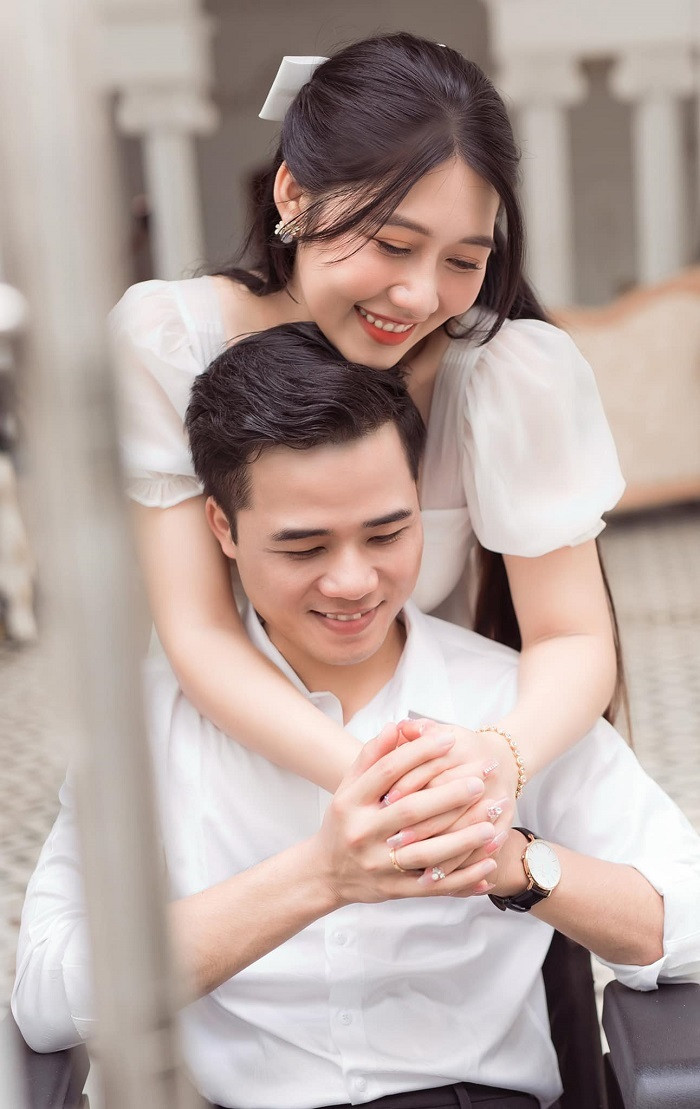 Theo nhận xét của netizen, mẹ của chị Thương có gương mặt tròn đầy phúc hậu. Và cô dâu được thừa hưởng nét đẹp này của mẹ chỉ cần nhìn một cái là nhận ra gen trội của gia đình.