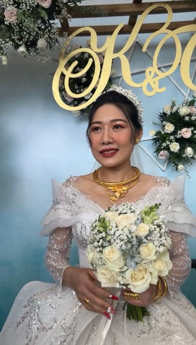 Đám cưới của cặp đôi được tổ chức tại một trung tâm tiệc cưới lớn ở Gò Vấp, TP.HCM và được phát trực tiếp trên trang Fanpage cá nhân của anh chàng. Theo dõi lễ cưới này, nhiều người đều ấn tượng với nhan sắc cực kỳ xinh đẹp của cô dâu.