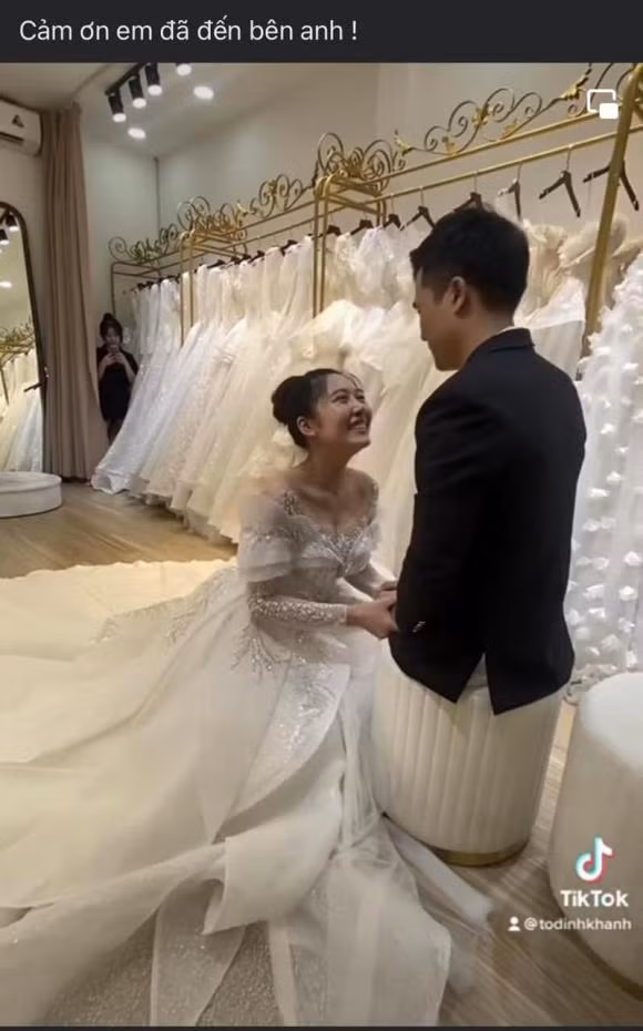 Thông qua đám cưới của mình, cặp đôi Khánh và Thương cũng muốn truyền tải thông điệp: “Đừng có đợi hạnh phúc rồi mới vui vẻ mà cứ sống vui vẻ đi rồi hạnh phúc sẽ tới. Không phải mình sống để đợi hạnh phúc mà mình cứ sống hạnh phúc tự nhiên mình sẽ gặp được những điều tốt đẹp. Chúc mọi người luôn có một tâm thế, nghị lực sống thật tốt, luôn luôn lạc quan, vui vẻ. Từ đó đón nhận những điều tốt đẹp mà cuộc sống mang lại."