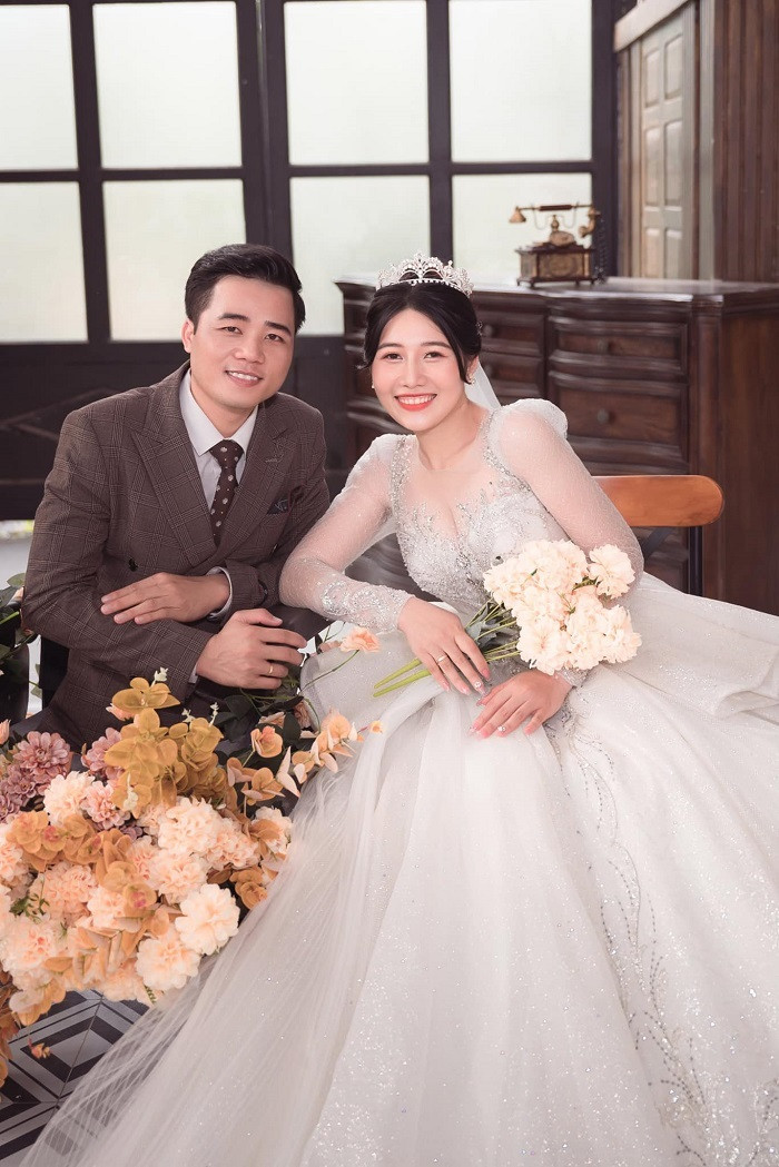 Không chỉ cô dâu, dân mạng cũng xuýt xoa trước nhan sắc của nhà gái toàn cực phẩm. Từ mẹ cô dâu đến chị gái đều vô cùng xinh đẹp. Mẹ của chị Thương có gương mặt tròn đầy phúc hậu.