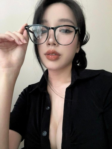 Cô nàng được mệnh danh là "phú bà" khi từng thừa nhận có bố là một đại gia người Anh, đồng chủ nhân của một khách sạn 5 sao nổi tiếng ở quận 1.