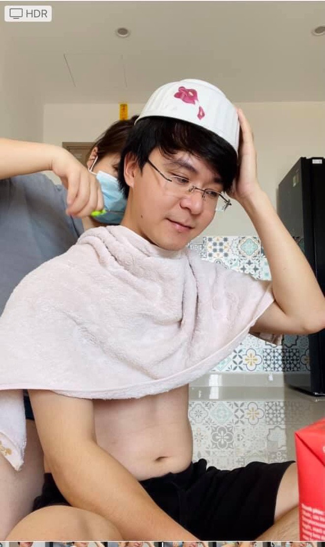 Do ảnh hưởng của dịch COVID-19, các cửa hàng cắt tóc đồng loạt đóng cửa theo quy định giãn cách xã hội. Vì vậy, hội anh em phải nhờ vào những "cây kéo vàng" mang tên vợ điển hình như anh chàng có tên Bùi Tiến Sỹ (sinh năm 1993, Hà Nội)