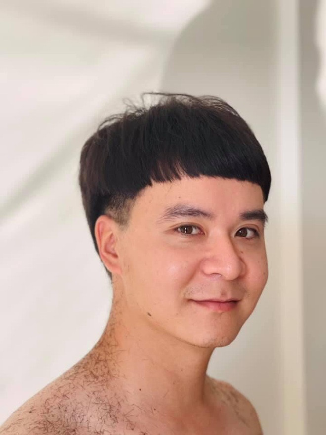 Anh Sỹ chia sẻ, hai vợ chồng đã phải lấy lại bình tĩnh, cố gắng nhịn cười để sửa lại kiểu tóc "bát úp" cho đỡ ngố. Cụ thể, ông chồng trẻ chia sẻ: "Đây là lần đầu tiên mình để cho vợ cắt tóc giúp. Thời gian này dịch bệnh kéo dài vợ chồng mình cắt tóc cho vui thôi chứ sau này đi làm rồi chắc... sẽ không có lần thứ hai mình nhờ vợ cắt hộ nữa đâu. Điều quan trọng nhất không phải là kiểu tóc xấu hay đẹp mà chúng mình đã có kỷ niệm vui, đáng nhớ trong thời điểm dịch bệnh thế này".