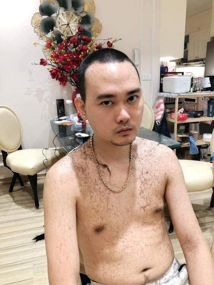 Sau màn loay hoay tạo kiểu, cuối cùng ông chồng trẻ quyết định "cạo đầu" tròn vo cho xong.