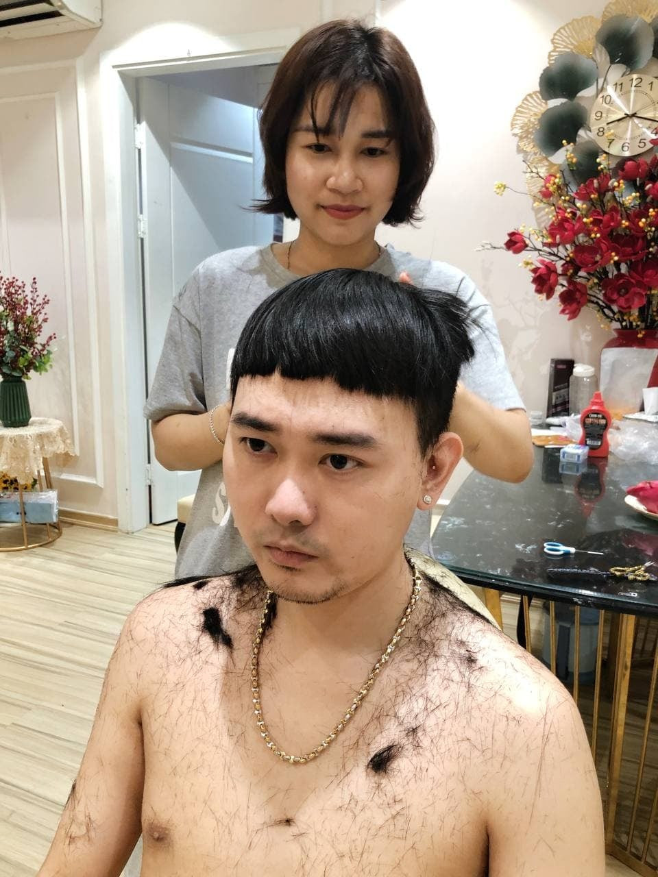 Cách đây chưa lâu, một ông chồng cũng chia sẻ những hình ảnh nhờ vợ cắt tóc tại nhà khi giãn cách xã hội và nhận về vô vàn sự thích thú của netizen.