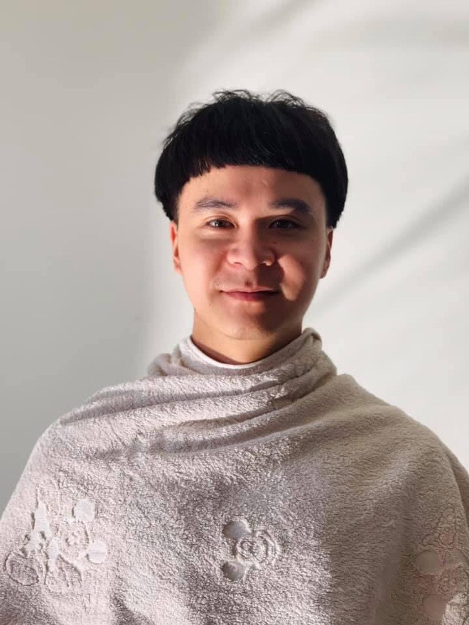 Chia sẻ sau màn nhờ vợ cắt tóc tại nhà, anh Sỹ chia sẻ: "Nam giới chúng mình chỉ một tháng không cắt tóc thôi là đã vướng víu lắm rồi. Ban đầu vợ đòi cắt tóc nhưng mình nhất định không cho, nhưng mà đến nay đã hai tháng trời không cắt tóc thì quá bất tiện nên đành chủ động nhờ bà xã ra tay giúp đỡ".