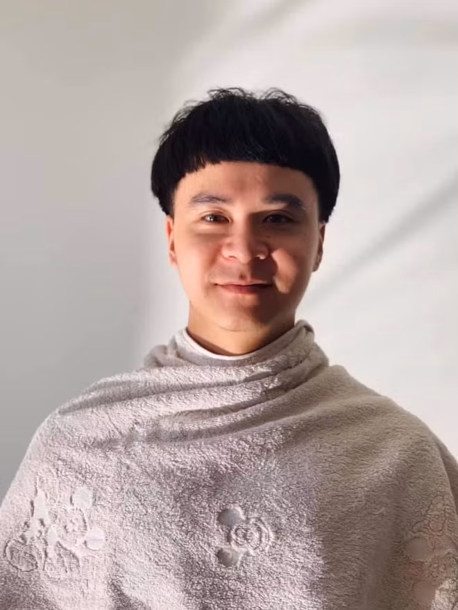 Chia sẻ sau màn nhờ vợ cắt tóc tại nhà, anh Sỹ chia sẻ: "Nam giới chúng mình chỉ một tháng không cắt tóc thôi là đã vướng víu lắm rồi. Ban đầu vợ đòi cắt tóc nhưng mình nhất định không cho, nhưng mà đến nay đã hai tháng trời không cắt tóc thì quá bất tiện nên đành chủ động nhờ bà xã ra tay giúp đỡ".