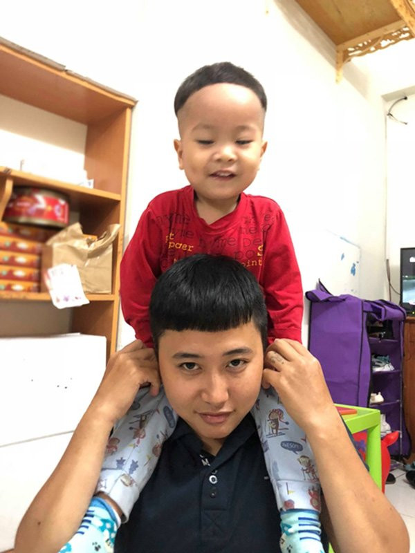 Nhờ "cây kéo vàng" mang tên "nóc nhà", hai bố con có kiểu tóc bát úp thần thánh.