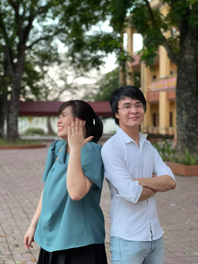 Sau pha cắt tóc khó đỡ của bà xã, anh Sỹ đã quyết định chia sẻ những hình ảnh này lên mạng xã hội như lan tỏa một câu chuyện vui đến với cộng đồng. Bài viết của anh đã nhận về sự quan tâm đặc biệt từ phía cộng đồng mạng.