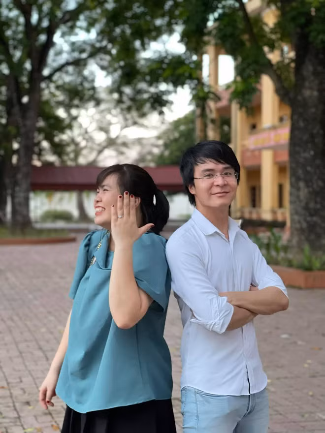 Sau pha cắt tóc khó đỡ của bà xã, anh Sỹ đã quyết định chia sẻ những hình ảnh này lên mạng xã hội như lan tỏa một câu chuyện vui đến với cộng đồng. Bài viết của anh đã nhận về sự quan tâm đặc biệt từ phía cộng đồng mạng.