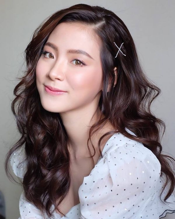 Cùng với việc đóng phim, nhan sắc vàng của điện ảnh Thái lan cũng nằm trong danh sách những nghệ sĩ có nhiều bản hợp đồng quảng cáo đắt giá.