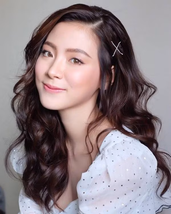 Cùng với việc đóng phim, nhan sắc vàng của điện ảnh Thái lan cũng nằm trong danh sách những nghệ sĩ có nhiều bản hợp đồng quảng cáo đắt giá.