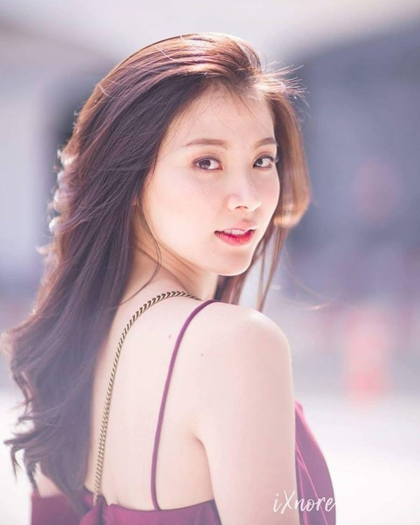 Chưa cần trang điểm cầu kỳ, nhan sắc của Baifern đã cực kỳ thu hút với gương mặt cân đối nhẹ nhàng, đôi mắt sáng, trong veo, sống mũi cao thon gọn cùng làn da căng mướt.