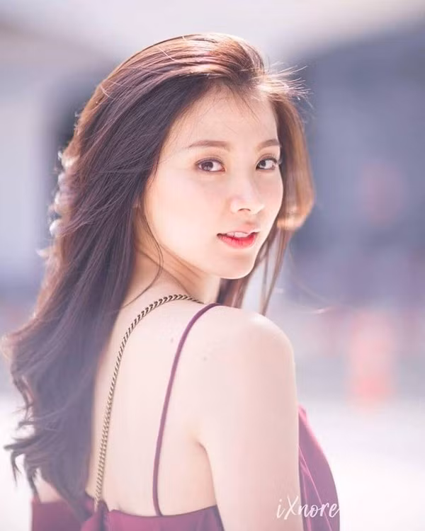 Chưa cần trang điểm cầu kỳ, nhan sắc của Baifern đã cực kỳ thu hút với gương mặt cân đối nhẹ nhàng, đôi mắt sáng, trong veo, sống mũi cao thon gọn cùng làn da căng mướt.