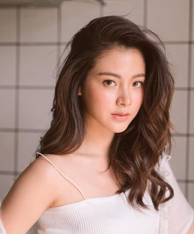 Bén duyên với điện ảnh từ khi còn nhỏ, Baifern Pimchanok hiện đã đóng 12 phim điện ảnh, 19 phim truyền hình và tham gia vô số MV ca nhạc, quảng cáo.