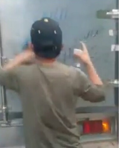 Theo đó, chủ nhà đã dùng bút lông viết lớn dòng chữ "Đậu xe như vậy nhìn thấy có được không?" ở khắp nơi như cánh cửa 2 bên, đầu xe và cả cửa phía đuôi xe.