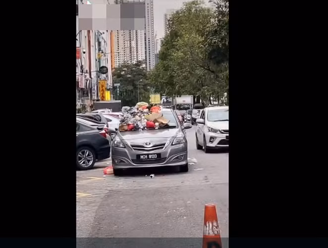 Để xử lý trường hợp đỗ xe vô ý thức này, nhiều người đã lấy những túi rác và ném thẳng vào kính chắn gió của chiếc xe.