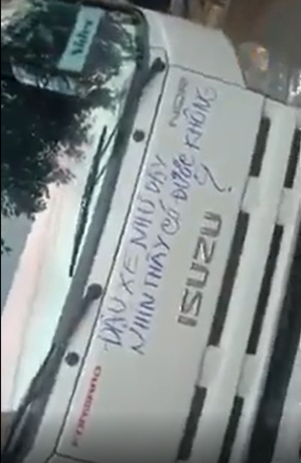 Mới đây, trên mạng xã hội vừa chia sẻ đoạn clip ghi lại cảnh một tài xế xe tải đỗ xe không đúng quy định chắn ngang cửa một nhà dân. Tương tự như những vụ việc trước đó, chủ xe này cũng phải nhận "hình phạt" từ chủ nhà.