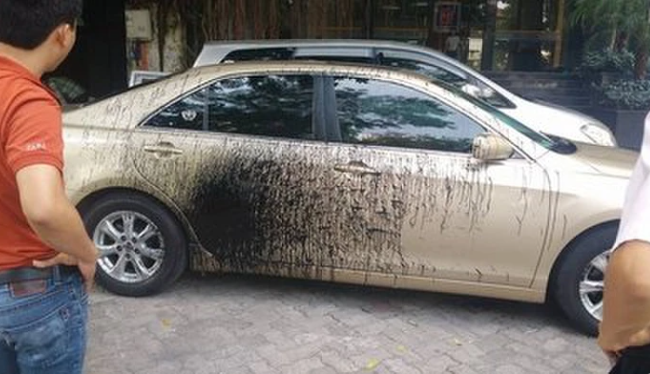 "Cảnh cáo mà cũng dễ thương nữa, nhẹ nhàng mà sâu lắng" hay "Dằn mặt nhẹ nhàng thế này thôi, chứ mấy vụ tạt sơn, viết mực, làm xước xe thấy hãi quá"... là những bình luận mà dân mạng để lại dưới đoạn clip dằn mặt tài xế xe tải đỗ xe ngang ngược nói trên.