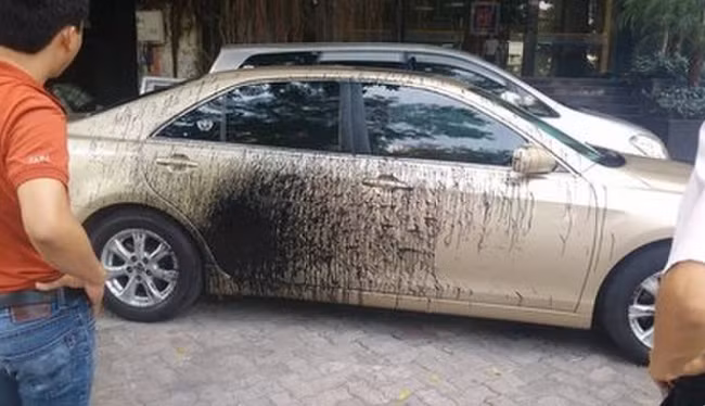 "Cảnh cáo mà cũng dễ thương nữa, nhẹ nhàng mà sâu lắng" hay "Dằn mặt nhẹ nhàng thế này thôi, chứ mấy vụ tạt sơn, viết mực, làm xước xe thấy hãi quá"... là những bình luận mà dân mạng để lại dưới đoạn clip dằn mặt tài xế xe tải đỗ xe ngang ngược nói trên.