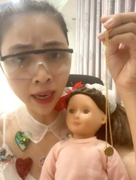 Điều khiến nhiều người phẫn nộ đó chính là bàn chân của nhân vật xuất hiện trong clip có tên Tiểu Bảo Bảo. Đây cũng được xem như màn chọc ghẹo của chàng trai dành cho nữ YouTuber.