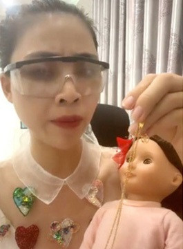 Dựa vào tình huống xảy ra trong video, có thể thấy việc Thơ Nguyễn bịt mắt, phát sinh hành động liếm để đoán đồ vật là nằm trong phần thử thách đề ra từ ban đầu.