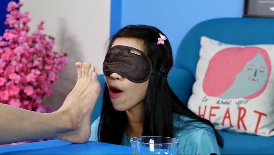 Theo tìm hiểu, được biết đây là những khoảnh khắc trích ra từ video có tên “Thách bịt mắt ngửi mùi đoán vật - thánh troll Tiểu Bảo Bảo và cái kết có hậu” của Youtuber Thơ Nguyễn.