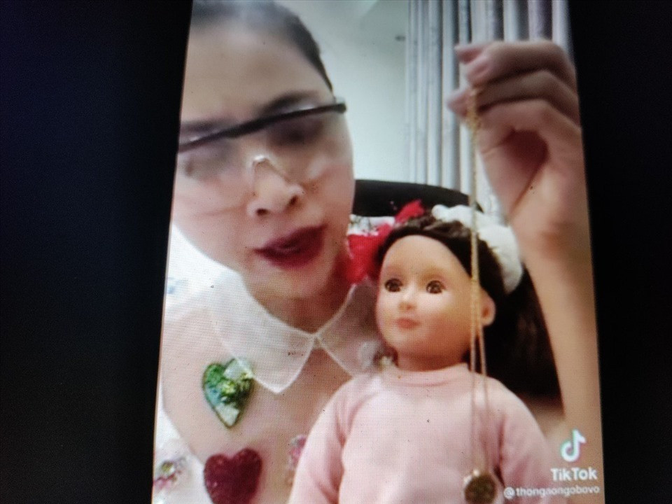 Những hình ảnh nói trên được cho là không thể chấp nhận được với một YouTuber làm nội dung cho đối tượng trẻ em.