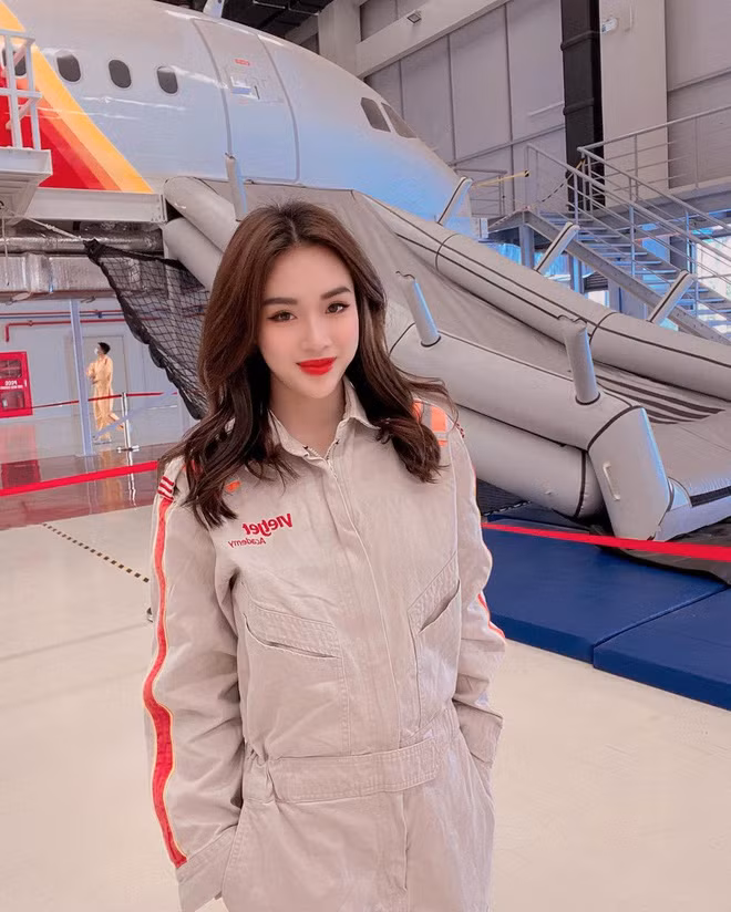 Nói về quan điểm “Làm tiếp viên drama lắm”, Ngọc Mai thừa nhận. Nhưng điều gì cũng có nguyên nhân của nó, ở một môi trường đa phần là các bạn trẻ có ngoại hình, cá tính khác nhau đến từ nhiều thành phố, nhiều quốc gia, lắm drama là không tránh khỏi.