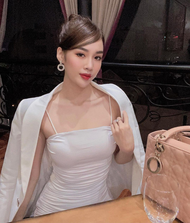 Chia sẻ về các mối quan hệ của mình, Ngọc Mai cho biết ai cũng cho rằng cô bạn có cả đống người yêu nhưng thực tế thì nữ tiếp viên hàng không này vẫn độc thân, chưa yêu ai, còn có ai yêu không thì không rõ.