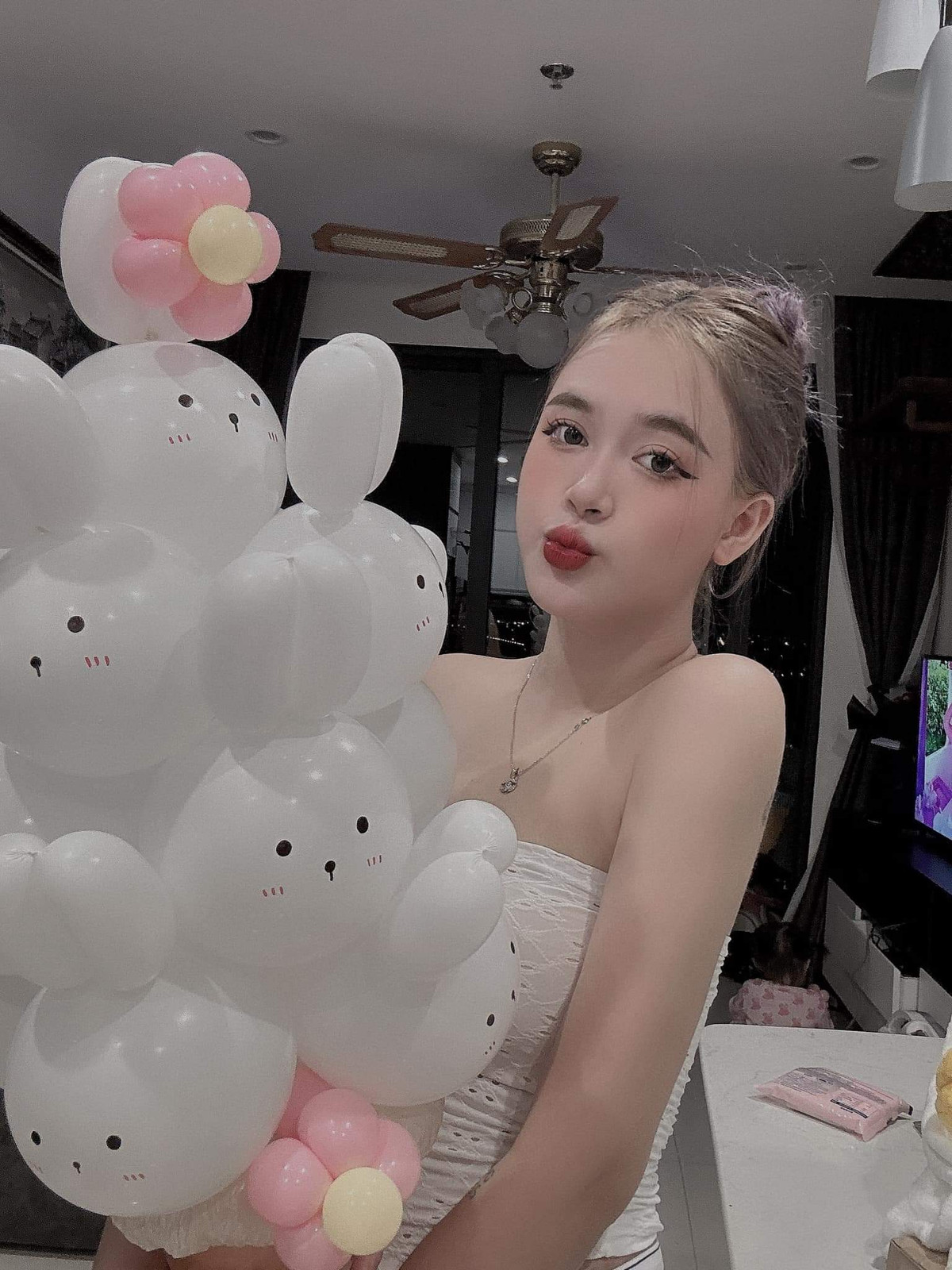 Cụ thể trên trang cá nhân, nàng WAG xứ Thanh không ngần ngại chia sẻ những bức ảnh “thiếu vải” lên trang cá nhân.