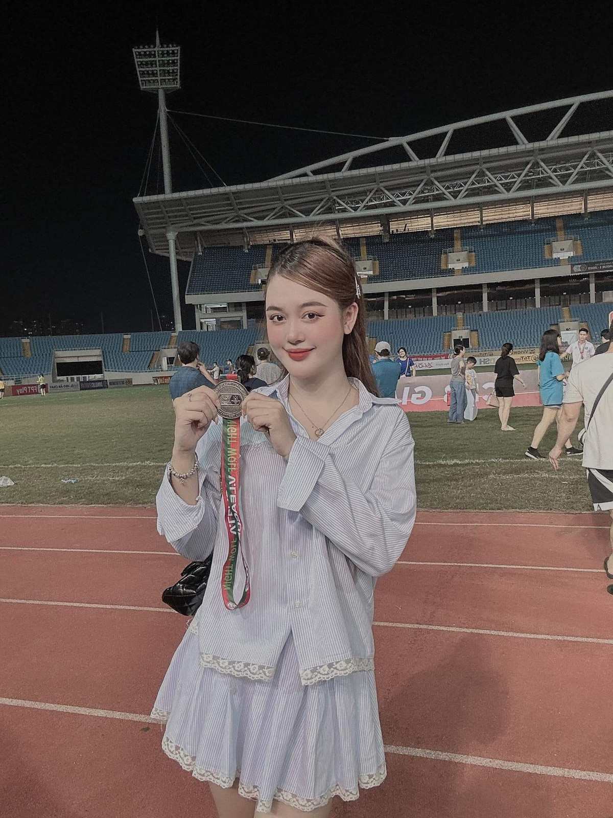 Vợ của Vũ Tiến Long - Diễm Quỳnh cũng sinh năm 2002, sở hữu nhan sắc xinh đẹp cùng vóc dáng quyến rũ, dù đã là mẹ 1 con.