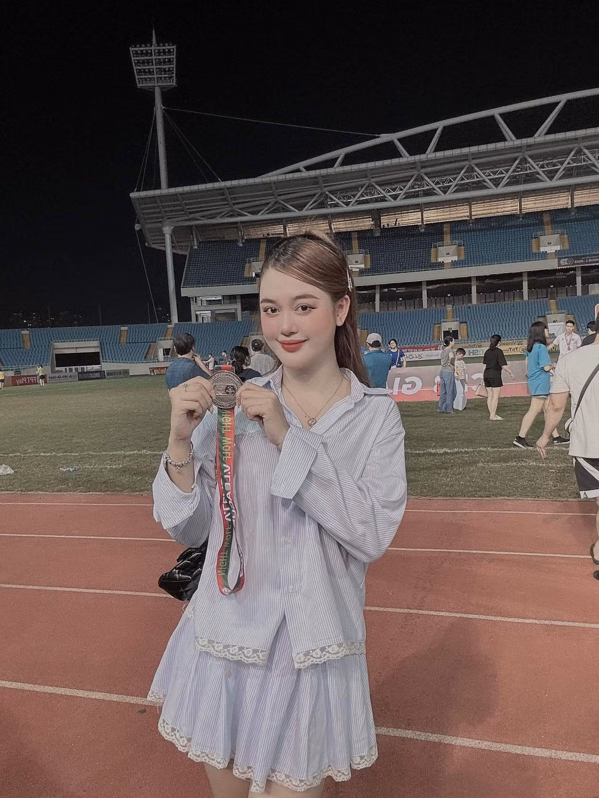 Vợ của Vũ Tiến Long - Diễm Quỳnh cũng sinh năm 2002, sở hữu nhan sắc xinh đẹp cùng vóc dáng quyến rũ, dù đã là mẹ 1 con.