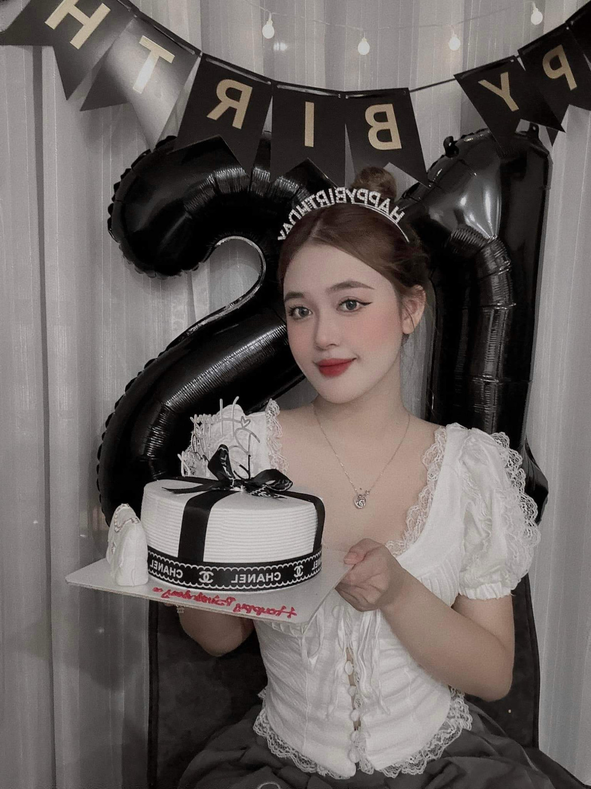 Dưới bài đăng, Diễm Quỳnh nhận được hàng loạt những lời khen về vóc dáng cực nuột, đẹp từ mọi góc độ của “gái một con”. “Xuất sắc chị ơi”; “Xinh đẹp quá chị ơi”; “Cháy quá chị ơi”; “Idol giới trẻ”...