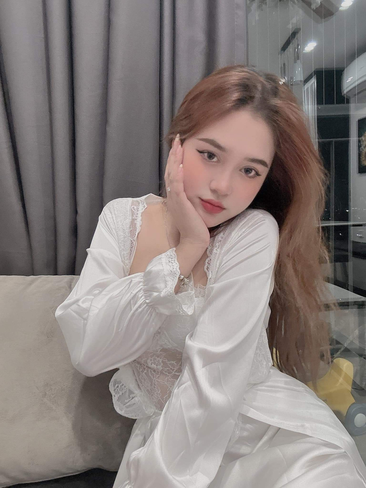 Trước đó, Vũ Tiến Long cũng từng chia sẻ bức ảnh “thiếu vải” của vợ lên phần story cá nhân.