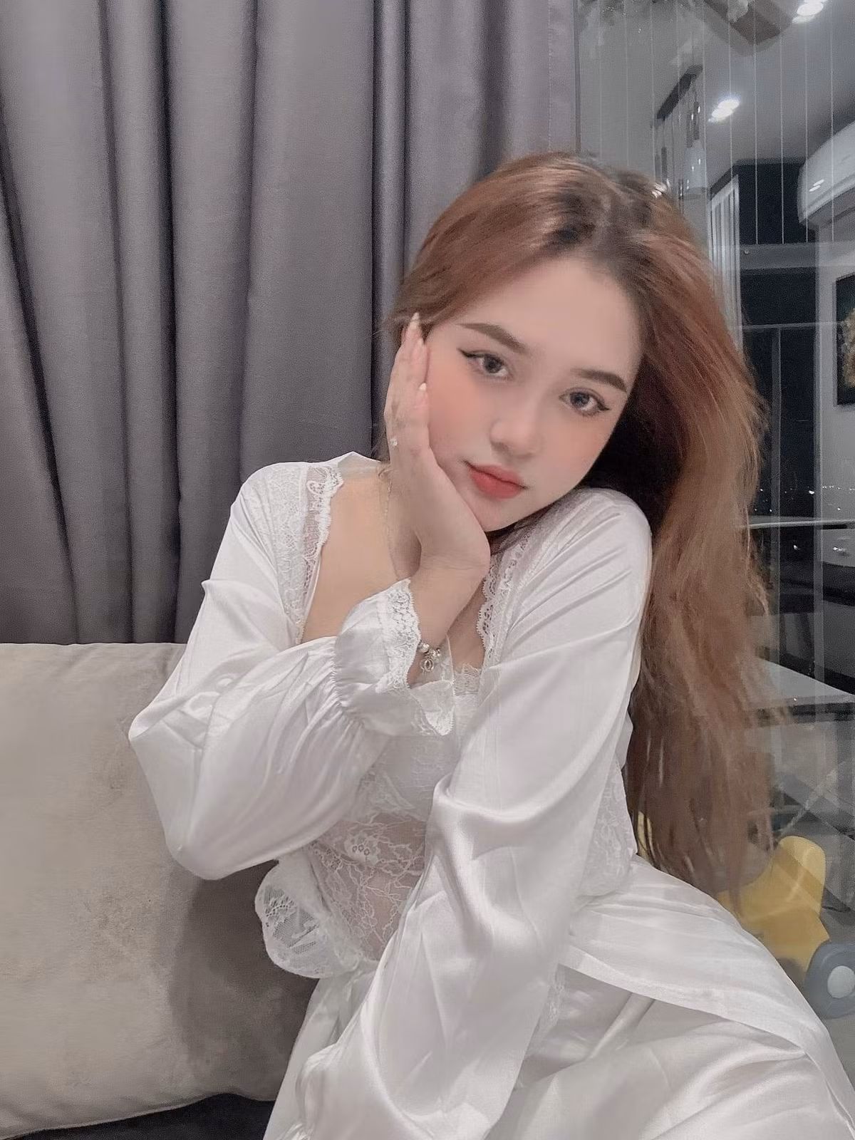 Trước đó, Vũ Tiến Long cũng từng chia sẻ bức ảnh “thiếu vải” của vợ lên phần story cá nhân.