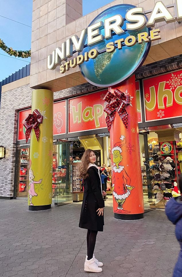 Ngoài ngoại hình xinh đẹp, bạn gái Văn Dũng còn là một rich kid chính hiệu. Trên trang cá nhân của mình, Vóc Đỗ được phủ kín bằng những bức ảnh du lịch trời Tây như "cơm bữa".