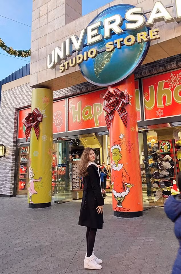 Ngoài ngoại hình xinh đẹp, bạn gái Văn Dũng còn là một rich kid chính hiệu. Trên trang cá nhân của mình, Vóc Đỗ được phủ kín bằng những bức ảnh du lịch trời Tây như "cơm bữa".