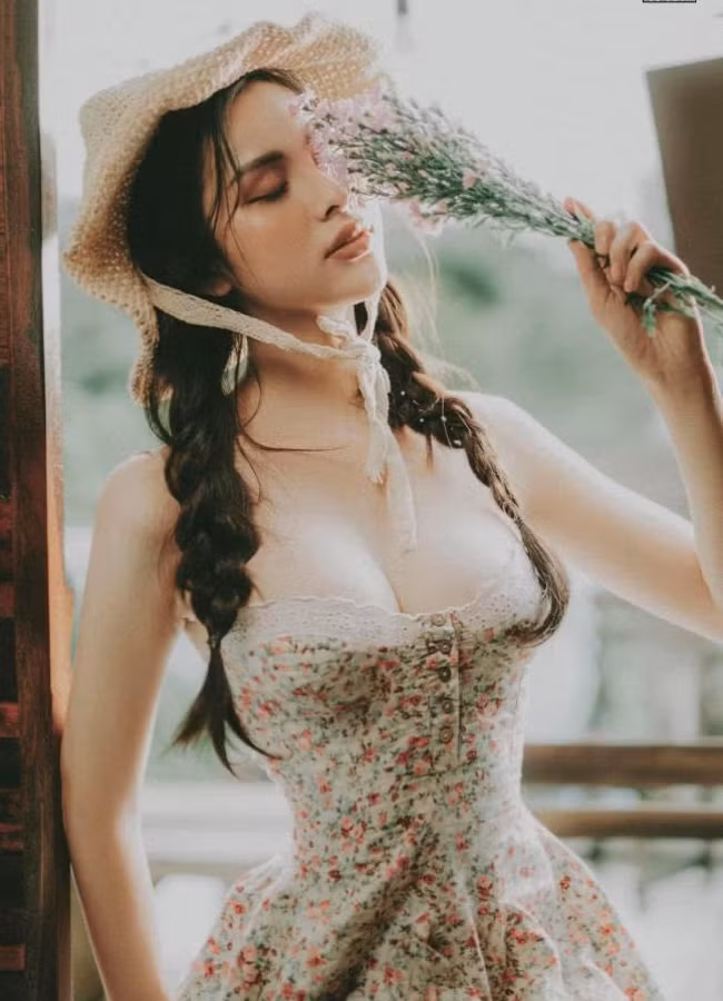 Điển hình như cách đây chưa lâu, Tường Vi cho đăng tải bộ ảnh áo yếm và ngay lập tức thu hút sự chú ý của netizen bởi sự táo bạo trong trang phục.