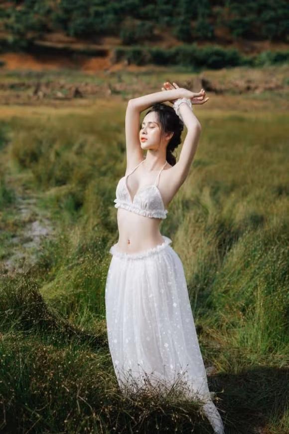 Không cần quá cầu kỳ, Tường Vi chỉ diện một bộ váy trắng, khoe vòng eo thon, tấm lưng trắng nõn tựa như tiên giáng trần.